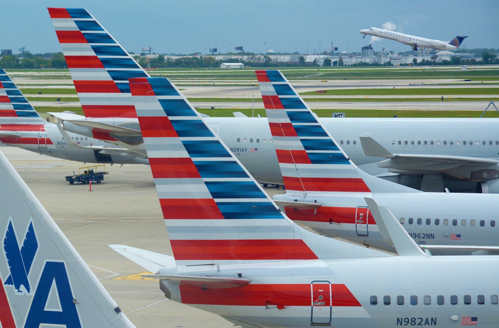 Holidays Ruined for many, when bunch of High Schoolers Forced cancel the American Airlines Flight to Bahamas , While Refusing to wear Mask !